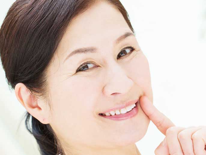 新しい入れ歯を入れて笑顔の女性