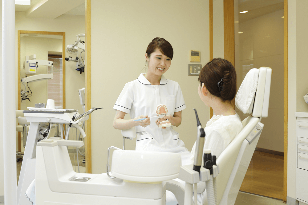 歯磨きの指導をする歯科衛生士