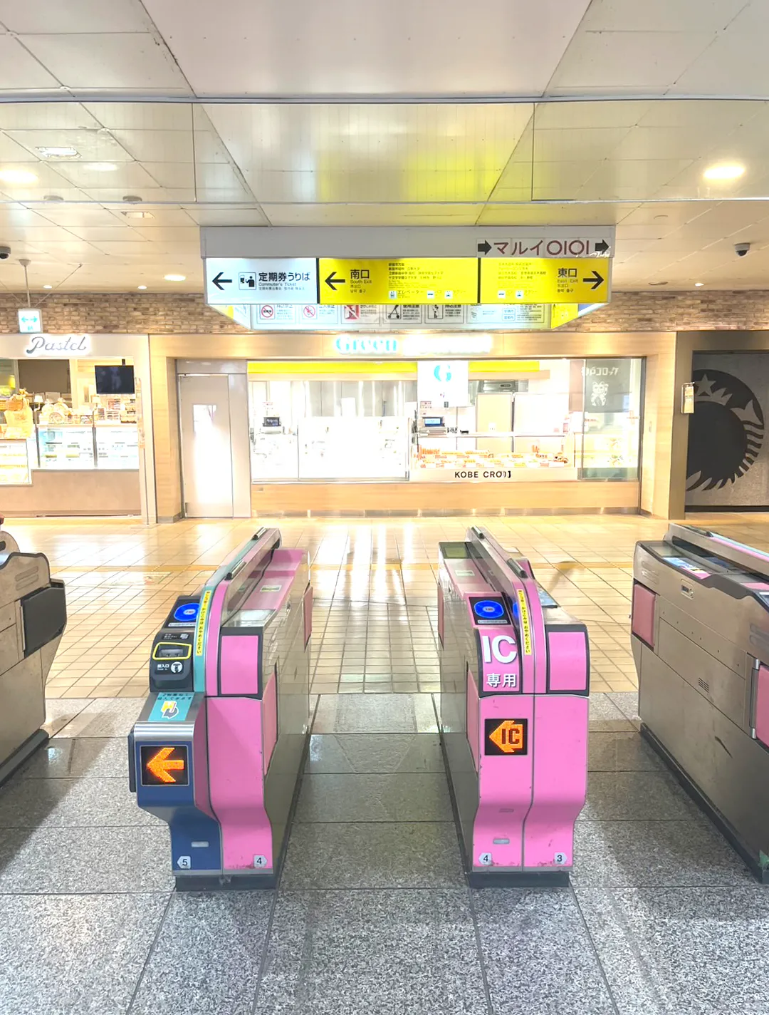 改札を出たら、右手の東口方面（駅ビルEQUIA側）へお進みください。