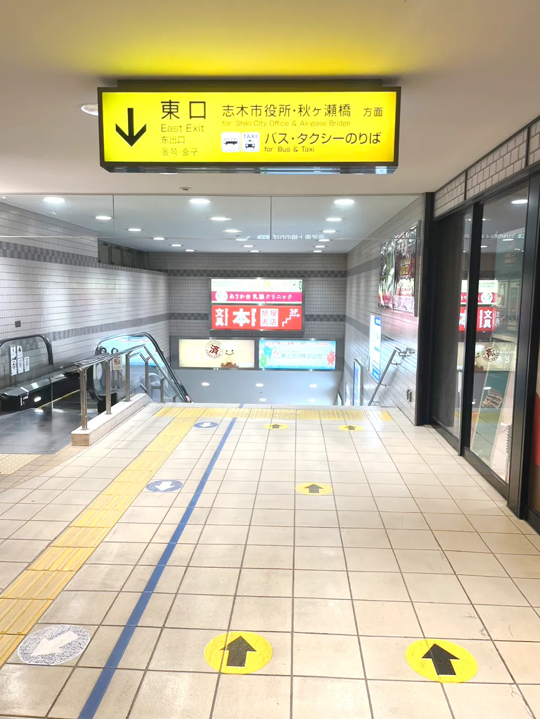 東口に向かう階段を下ります。