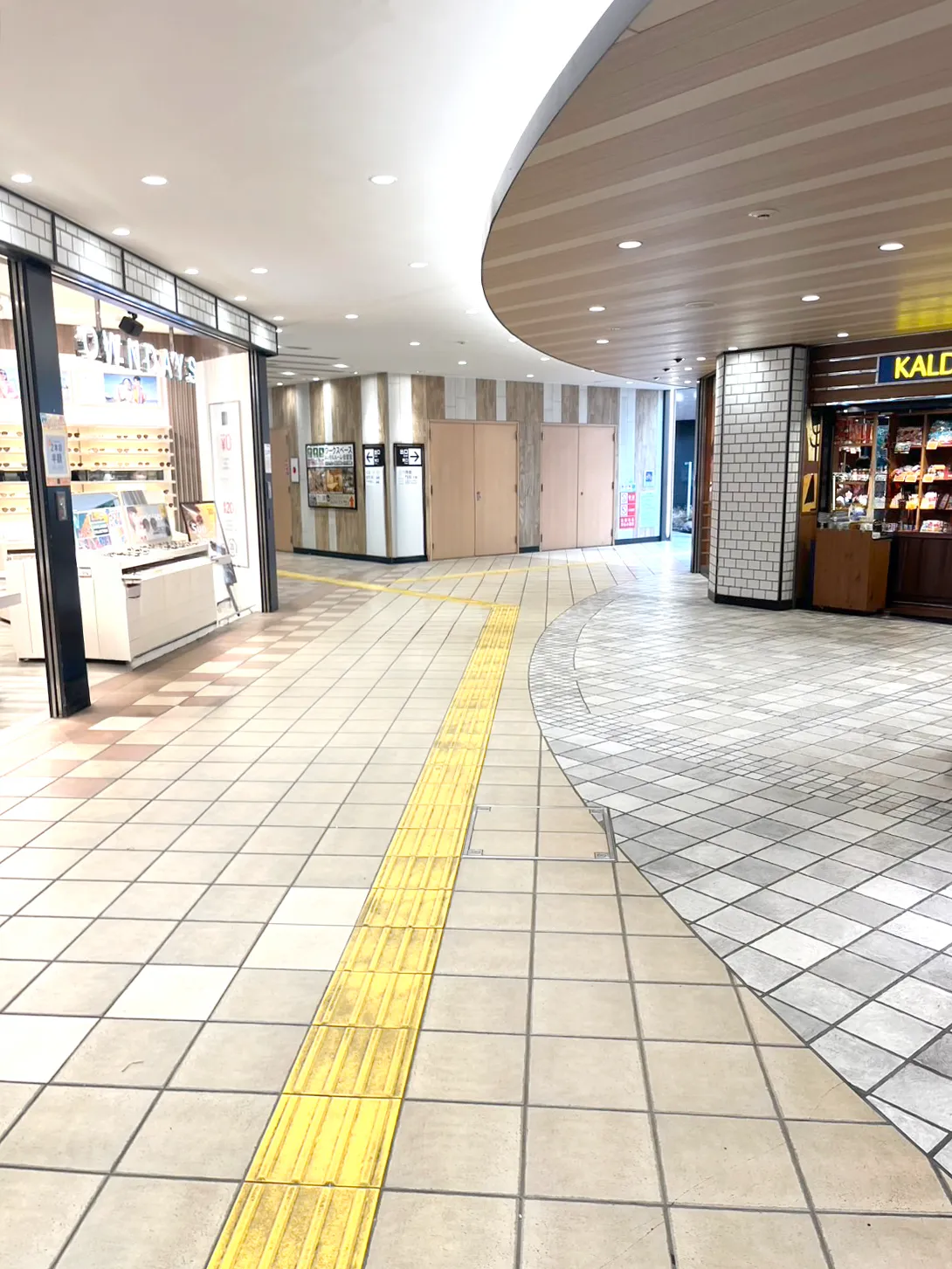 階段を下りて右側に進み、カルディコーヒーファームの前を通ります。