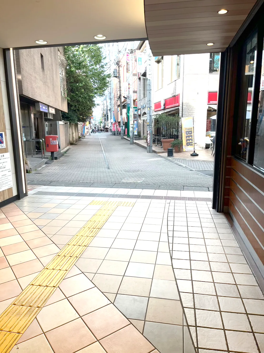 出口（慶應義塾志木高校方面）を出て、そのまま商店街をまっすぐお進みください。