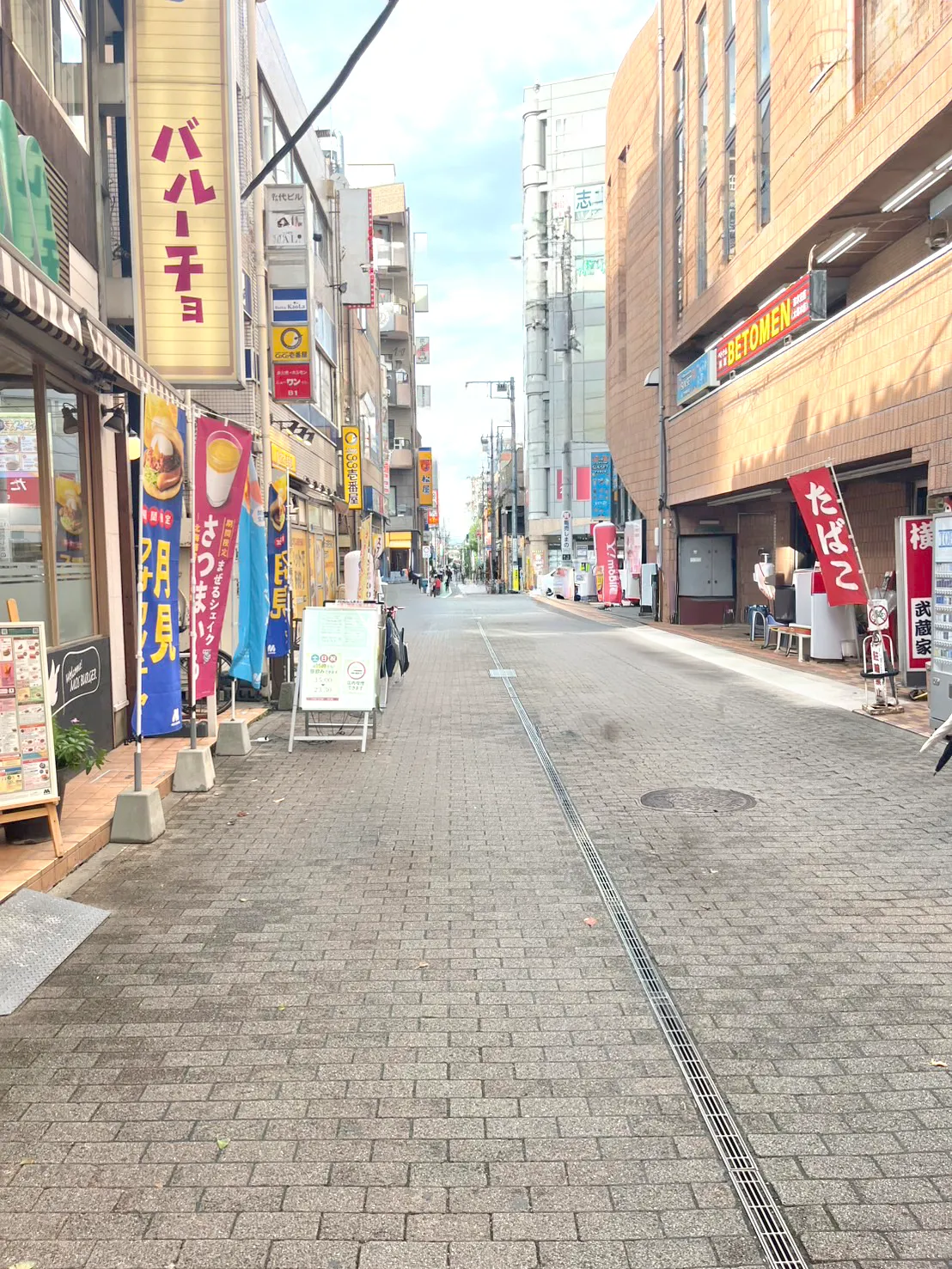 左手にモスバーガー志木駅東口店、りそな銀行さんなどの目印があります。