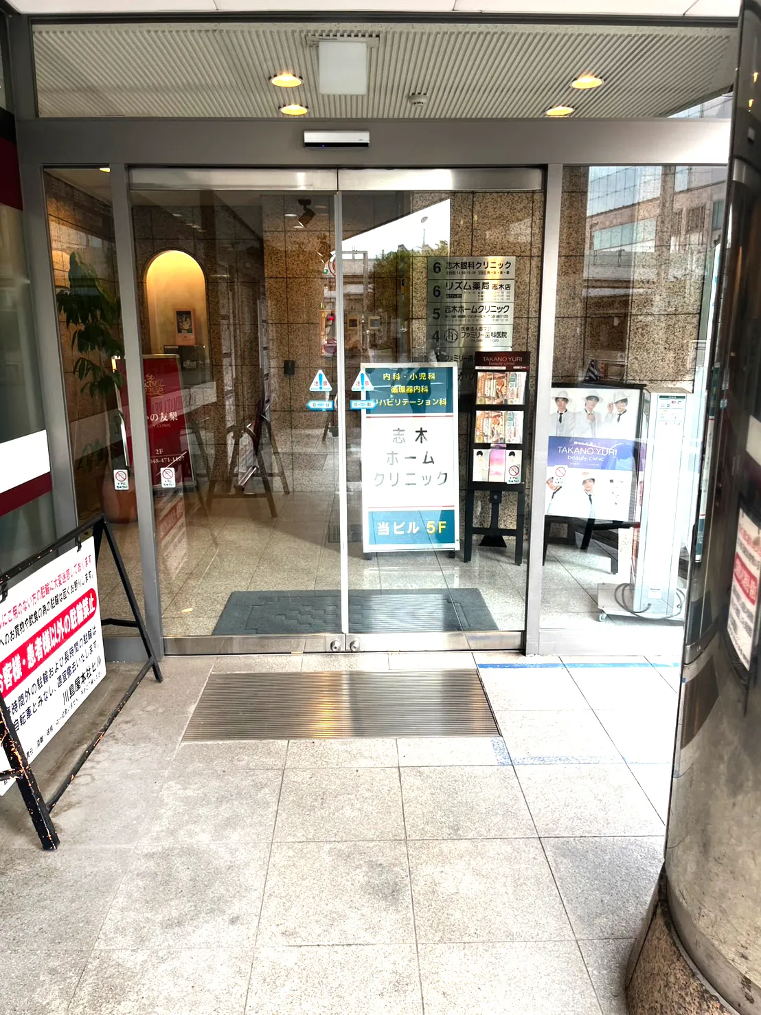 自動ドアからビル内にお入りください。入口から進むと、エレベーターがございます。