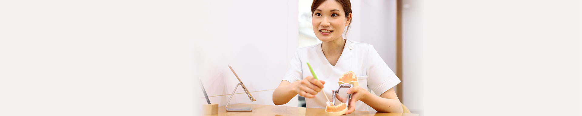 患者と話す歯科衛生士