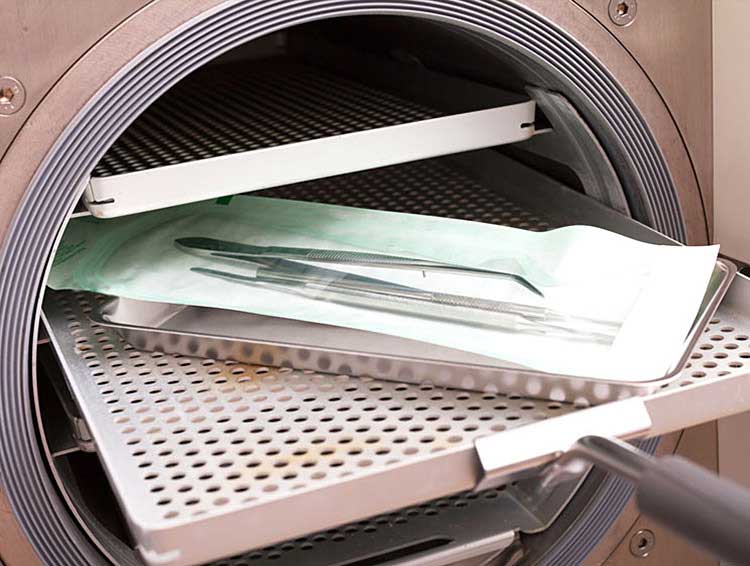 滅菌器に医療器具を入れる