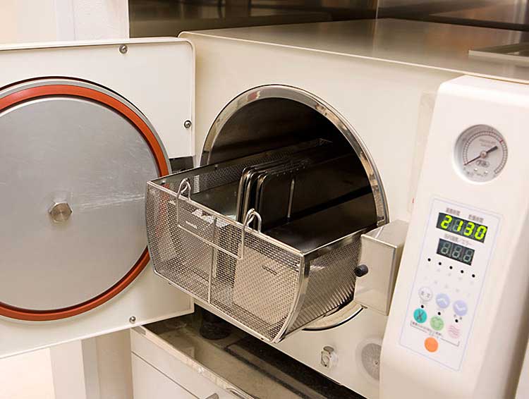 蓋を開けている滅菌器