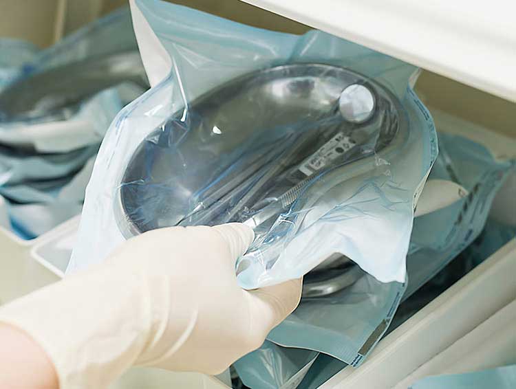 滅菌パックに入っている歯科器具