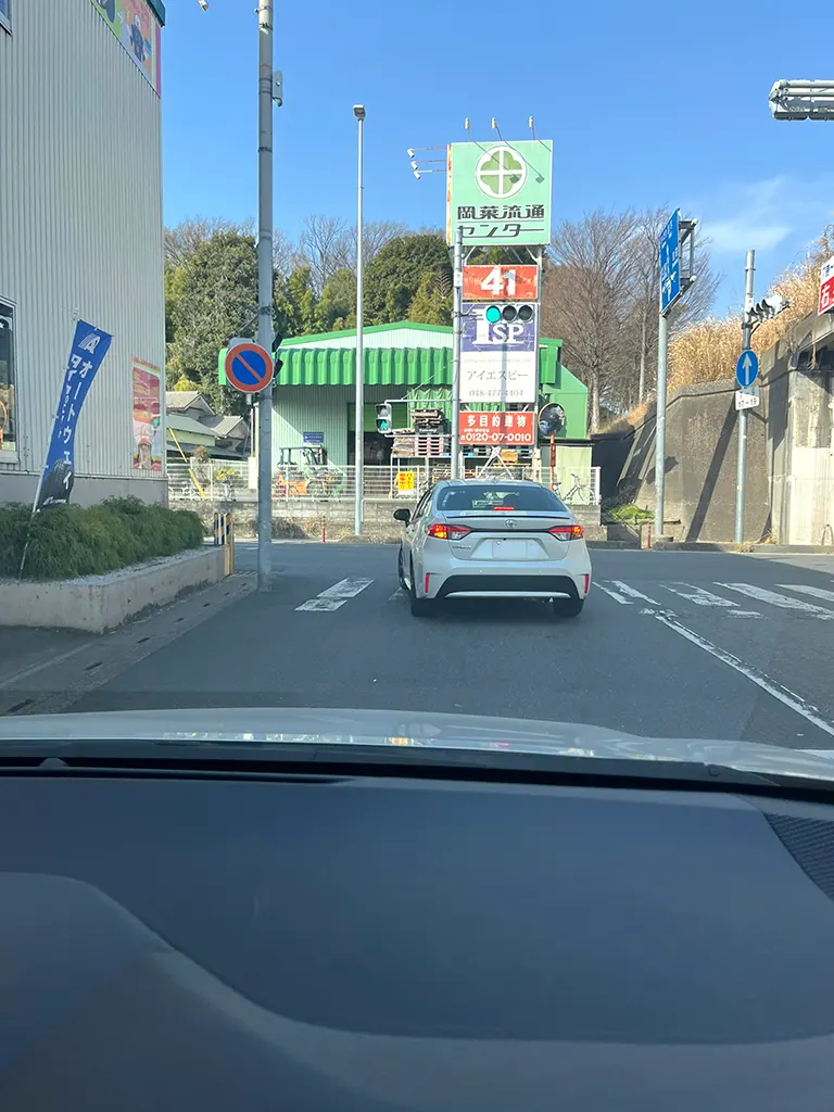 突き当りを右折します。