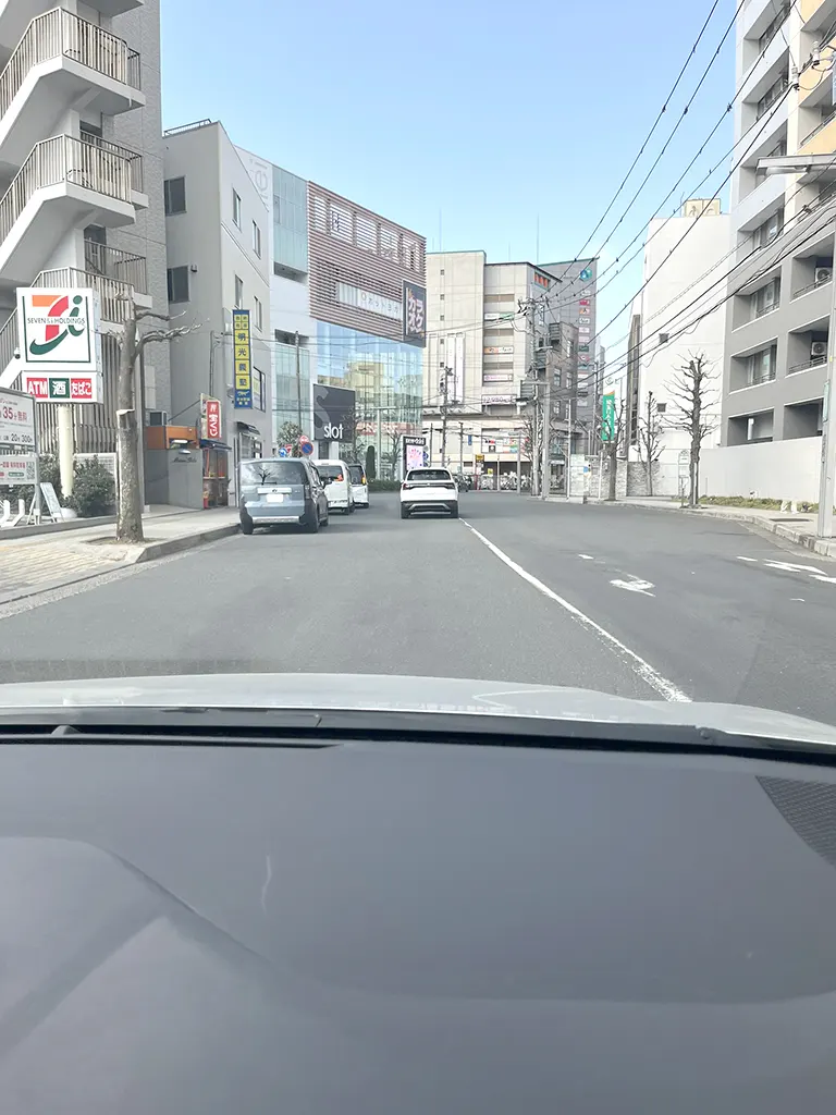 陸橋を渡り終えたら、セブンイレブン方面に右折します。