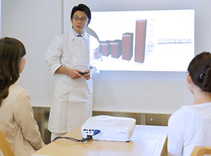 スライドを使って歯科治療について解説してる高田孝俊院長