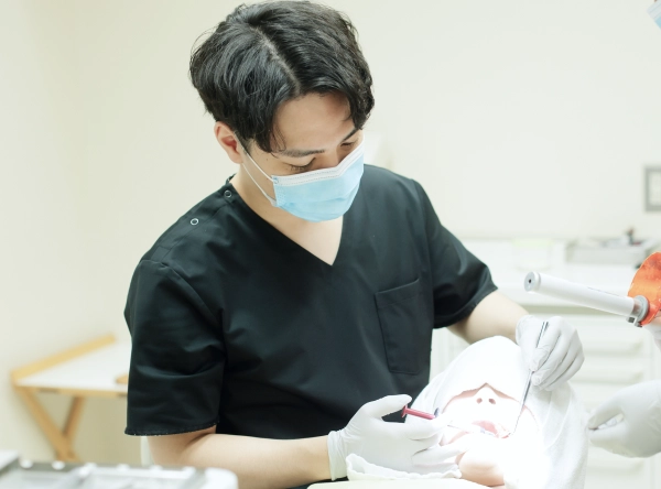 歯科治療を行ってる歯科医師