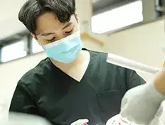 歯科医師 秋山 智也 