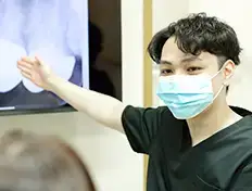 歯科医師 秋山 智也 