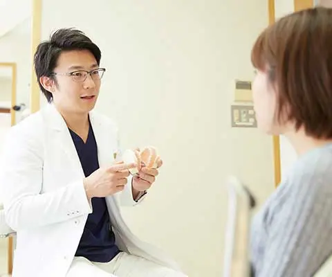 カウンセリング中の院長