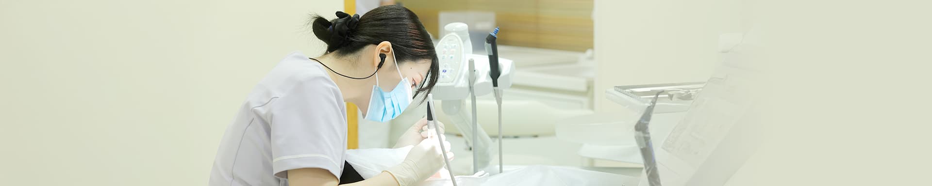 カウンセリングをしている歯科衛生士