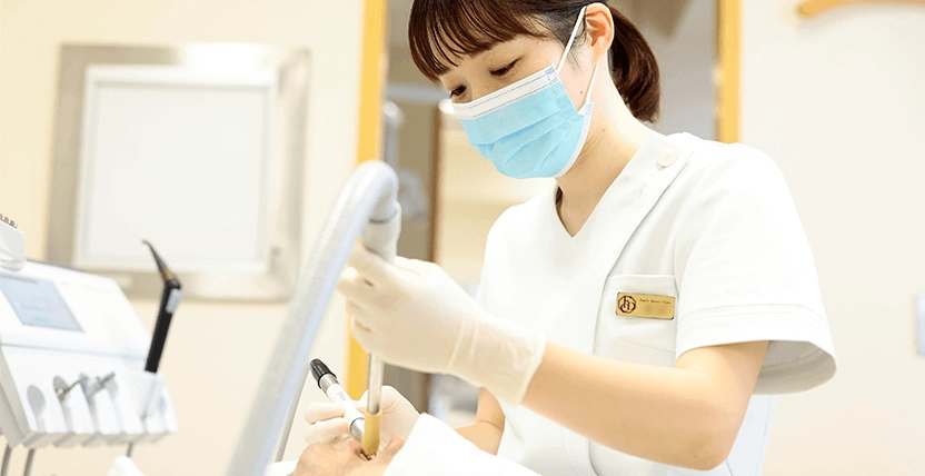 定期メンテナンスをする歯科衛生士