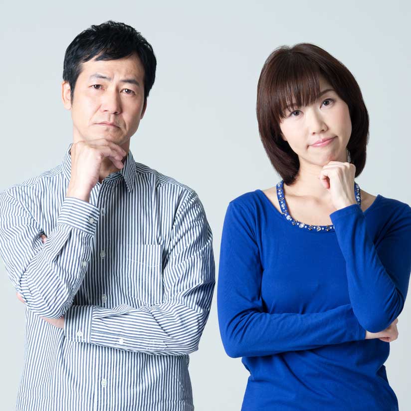顎に手をあてて悩む男女