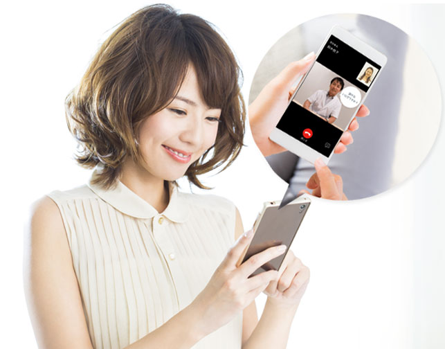 スマホを見る女性