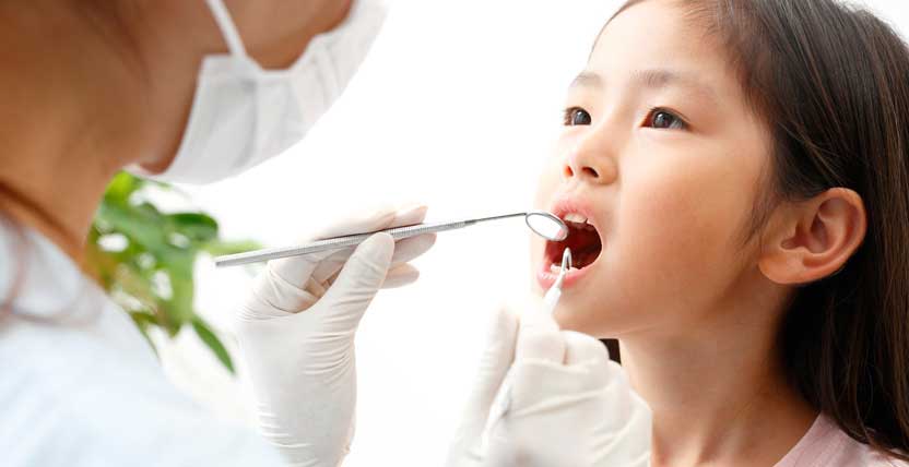 歯科診察中の子供の患者