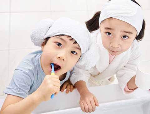 歯ブラシをする子供