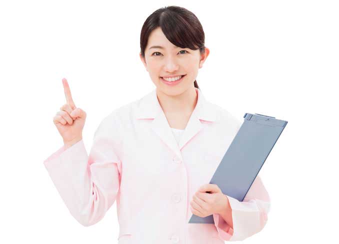 カルテを持つ女性歯科衛生士