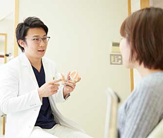 患者のカウンセリングをしている歯科医師