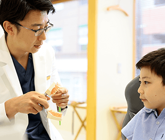 患者のカウンセリングをしている歯科医師