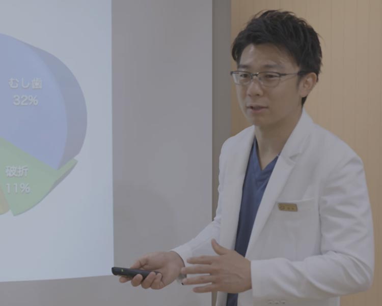 レクチャーをしているファミリー歯科医院院長「高田孝俊」