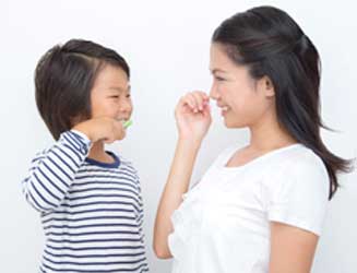 普段の歯磨きをする親子