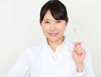 歯ブラシを持つ女性