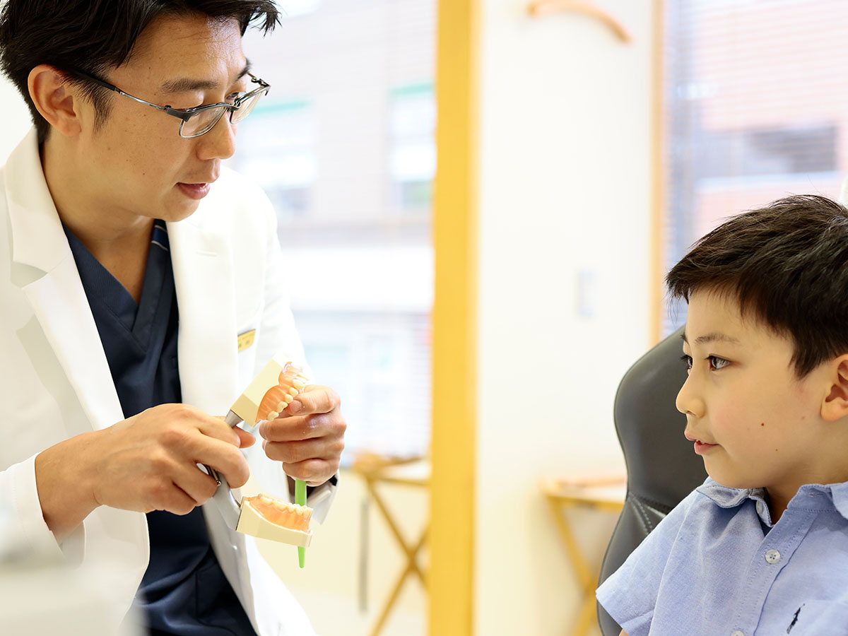 歯科衛生士と子供の患者